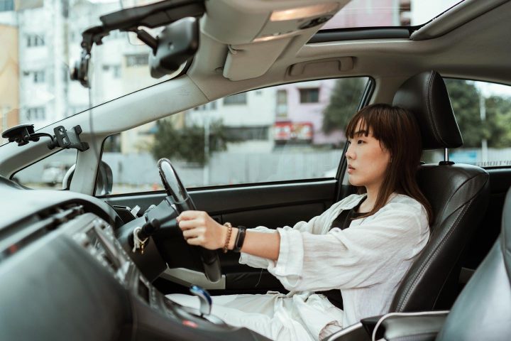 Eine Frau fährt mit dem Auto - Photo by Ketut Subiyanto from Pexels