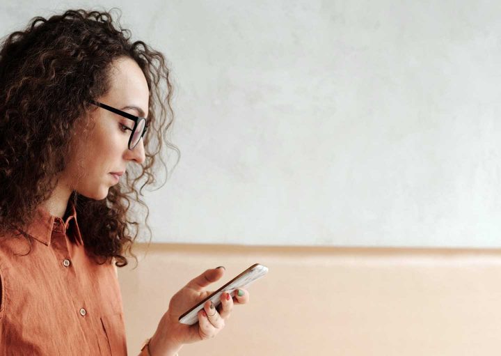 Eine Frau postet auf Soziale Medien - Photo by Edmond Dantès from Pexels