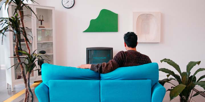 Ein Mann alleine vor dem Fernseher.