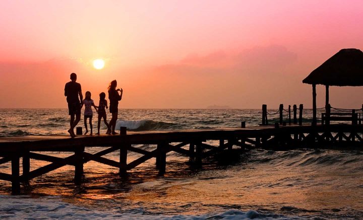 Eine Familie, die sich am Strand entspannt