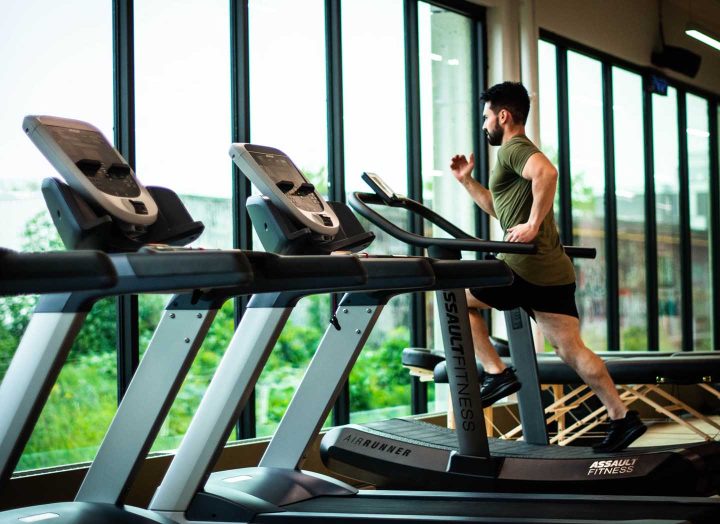 Ein Mann trainiert auf einem Laufband - Photo by William Choquette from Pexels