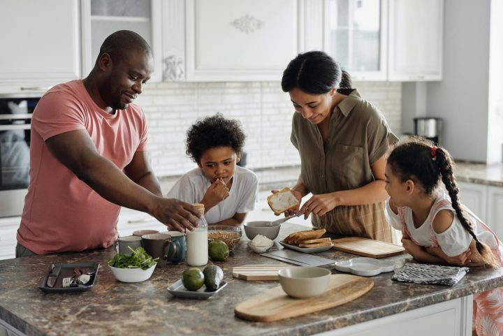 Eine Familie arbeitet zusammen an der Essenszubereitung