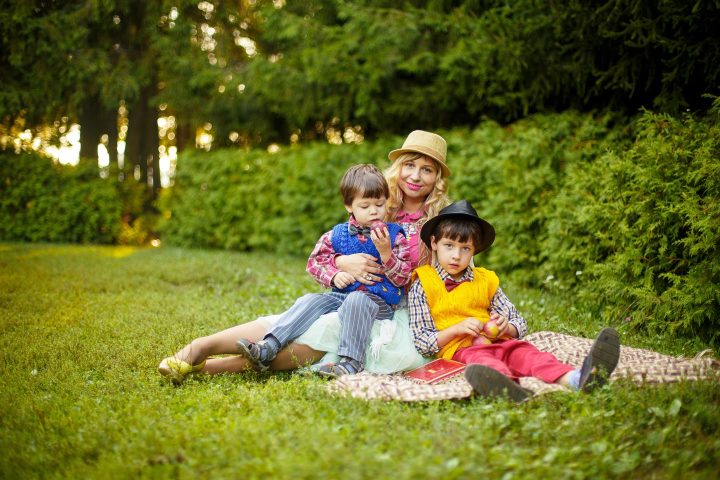 Eine Familie macht einen Ausflug in den Park